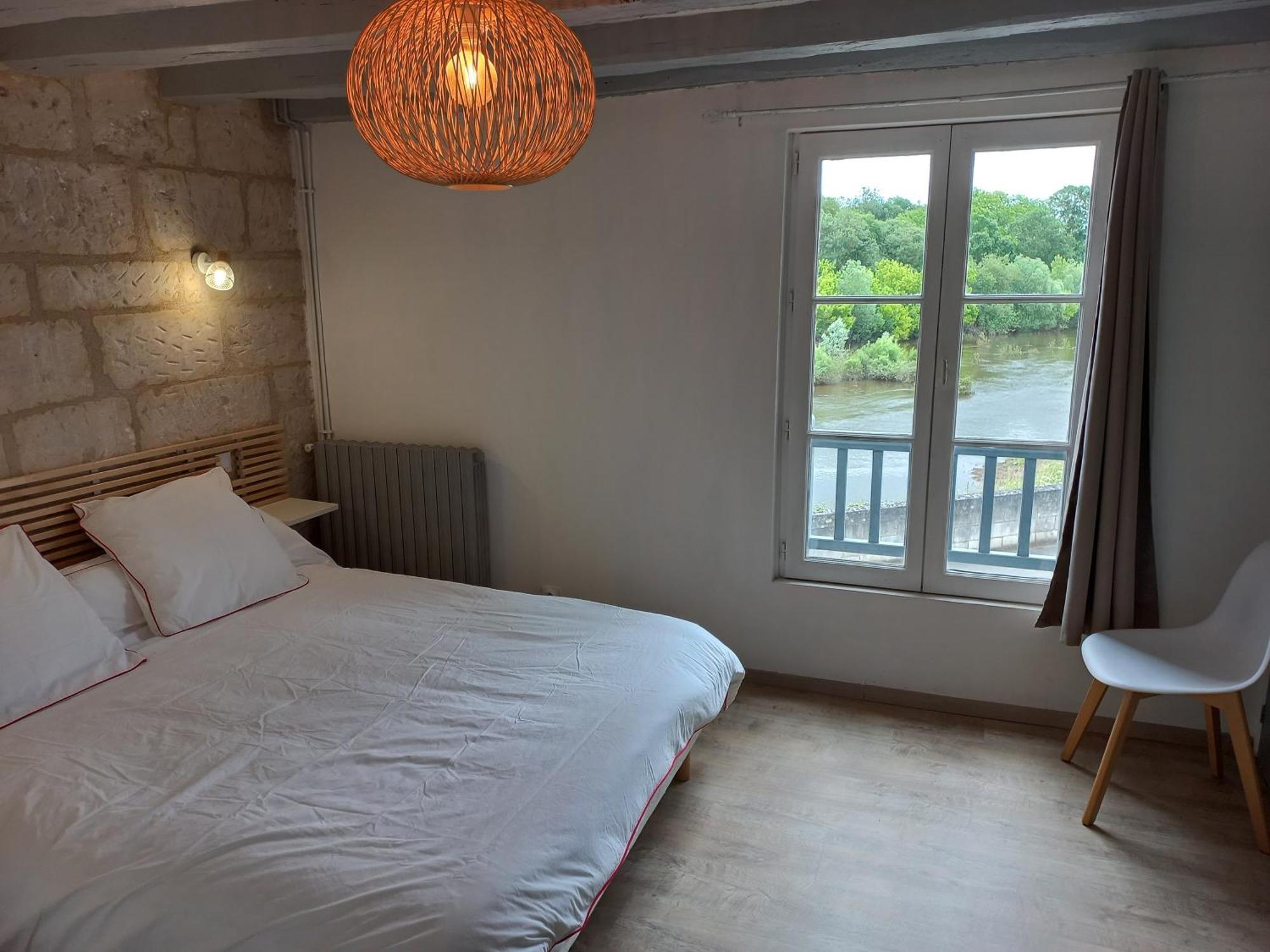 Agreable Maison De Ville Au Coeur De ชีนง ภายนอก รูปภาพ